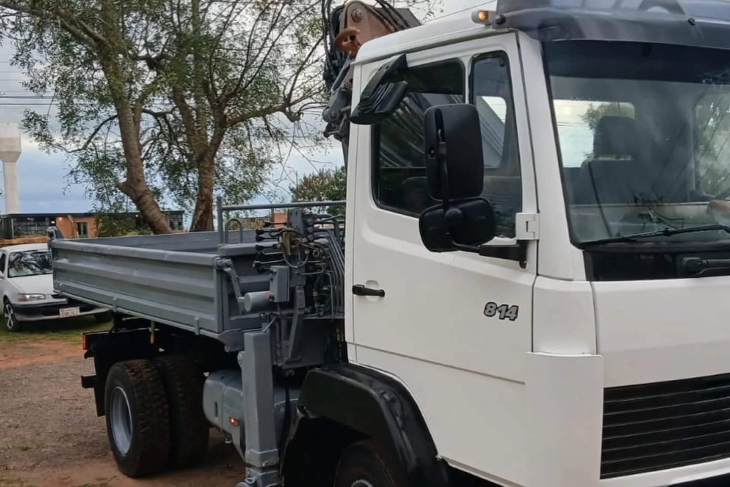 Mercedes-Benz volquete con hidrogrúa disponible en Mar Truck