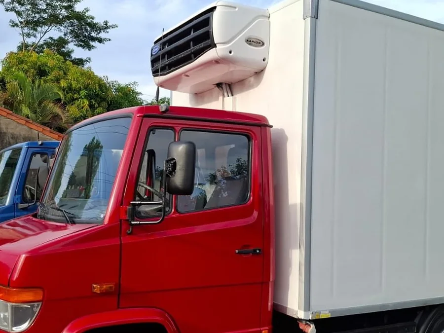 Mercedes-Benz 710 con furgón refrigerado, cabina roja