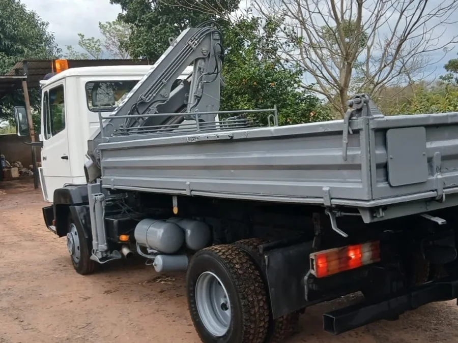 Mercedes-Benz volquete con hidrogrúa